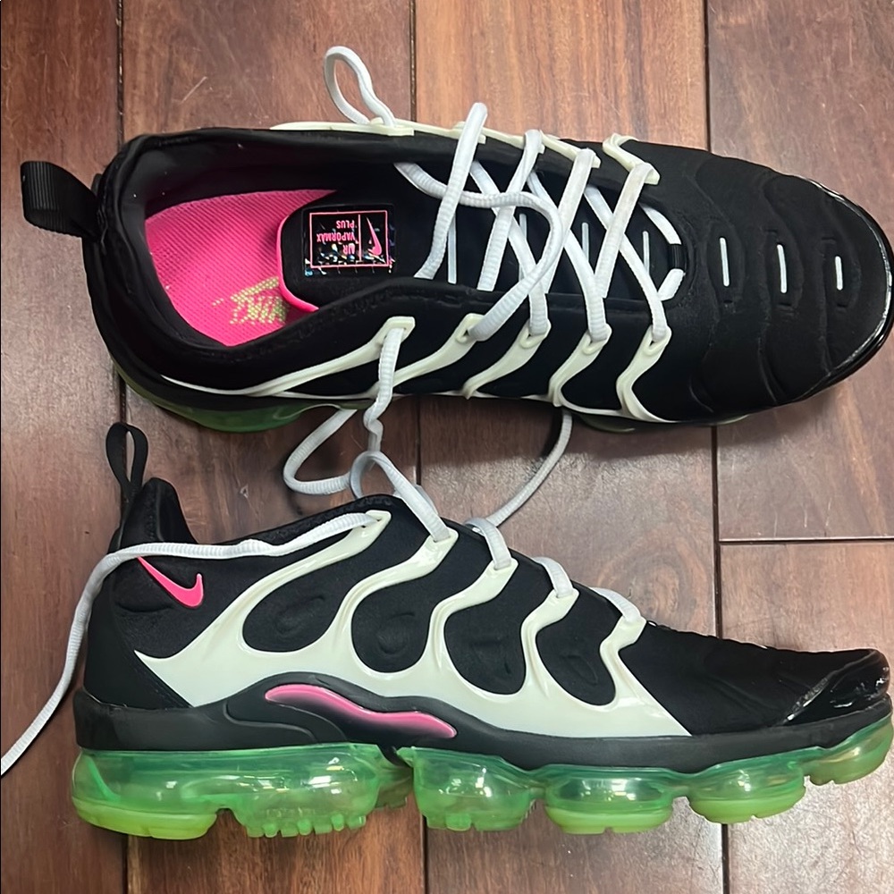 Black and White Athletic Sneakers Nike AIR VAPORMAX PLUS